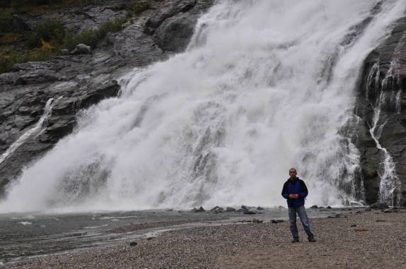 Nugget Falls, ao lado da Medenhall Glacier, em Juneau, a capital do Alaska